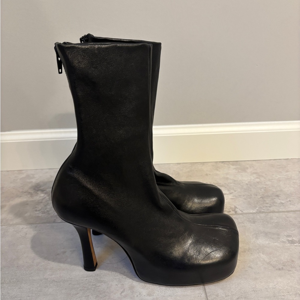 Bottega Veneta Leather Boots - Authentic
Designer Footwear